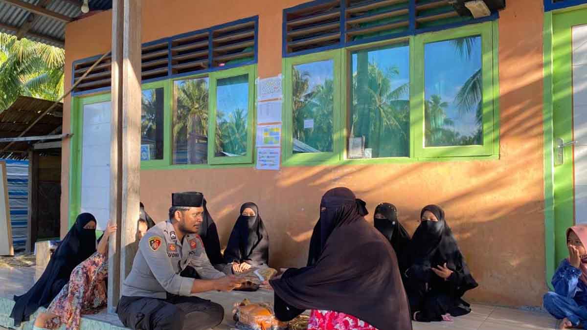 Da'i Kamtibmas Bagikan Sarana Kontak untuk Santriwati Madarisul Quran Touna