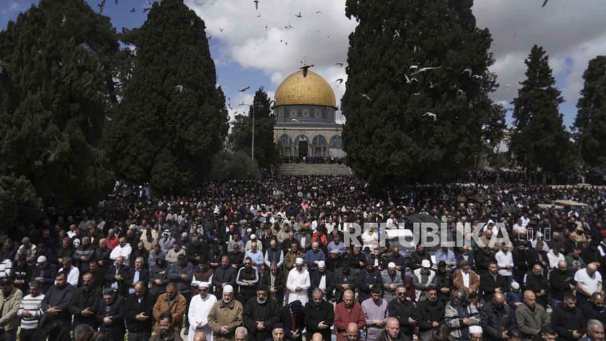 Ribuan Muslim Palestina Tunaikan Sholat Idul Adha di Masjid Al-Aqsa