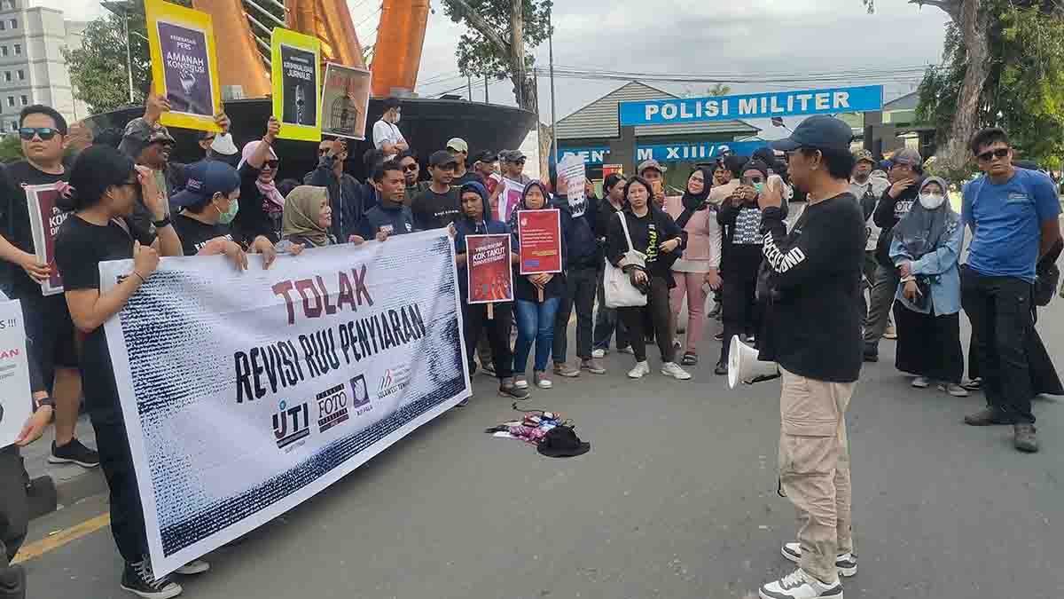 Jurnalis di Palu Gelar Aksi Demo Penolakan RUU Penyiaran