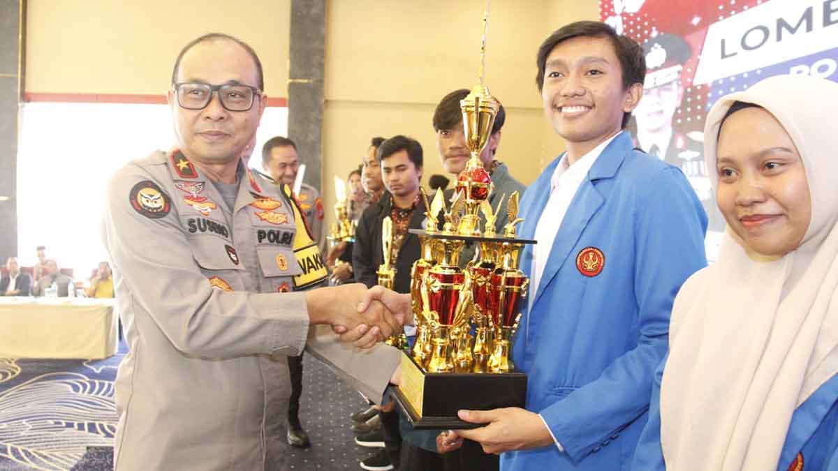 Untad Raih Juara Pertama Lomba Debat Hukum Hari Bhayangkara