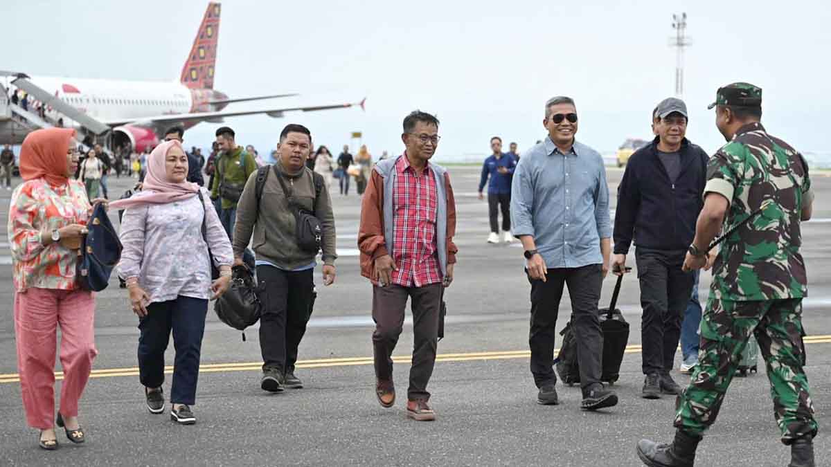 Gubernur Rusdy Serahkan Hasil Studi Kelayakan DOB Kabupaten Banggai