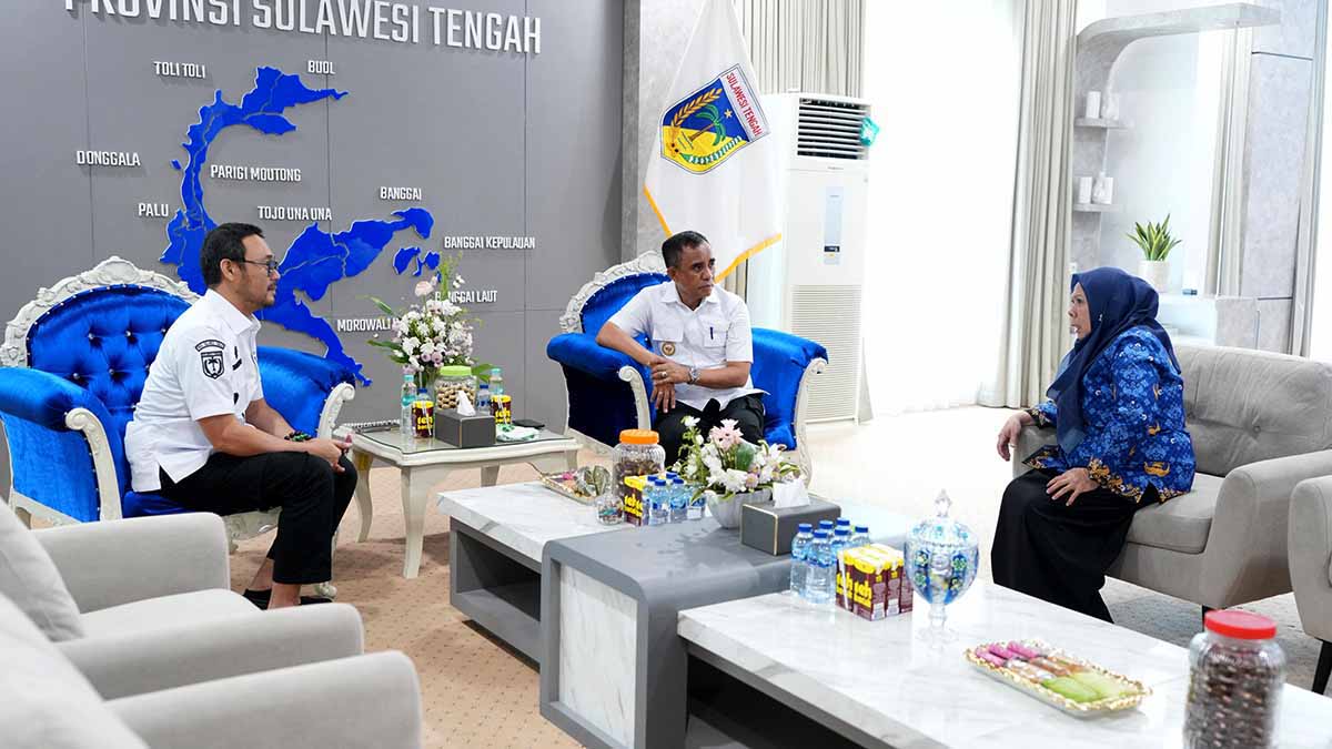 Gubernur Sulawesi Tengah, Anwar Hafid, di damping Wakil Gubernur Reni Lamadjido saat menerima audiensi Sekretaris Daerah Parigi Moutong, Zulfinasran, di ruang kerjanya, Rabu (17/9/2025). Pertemuan membahas penguatan ekonomi daerah dan penanganan kesehatan masyarakat. Foto: Ist.
