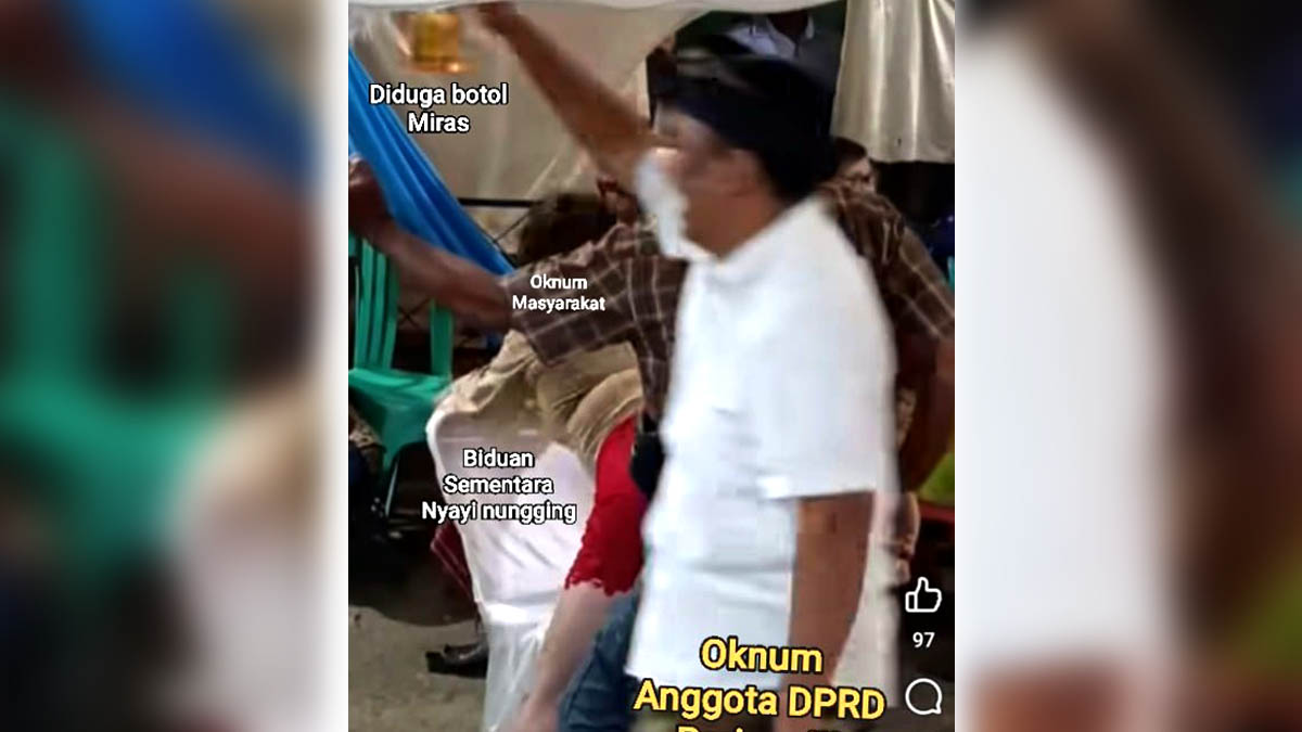 Tangkapan layar video live media sosial yang memperlihatkan dugaan oknum anggota DPRD Parigi Moutong bersama masyarakat dalam sebuah pesta di wilayah utara Parimo. Dalam rekaman itu terlihat suasana hiburan rakyat dengan dugaan botol minuman keras di meja. Foto: Ist.