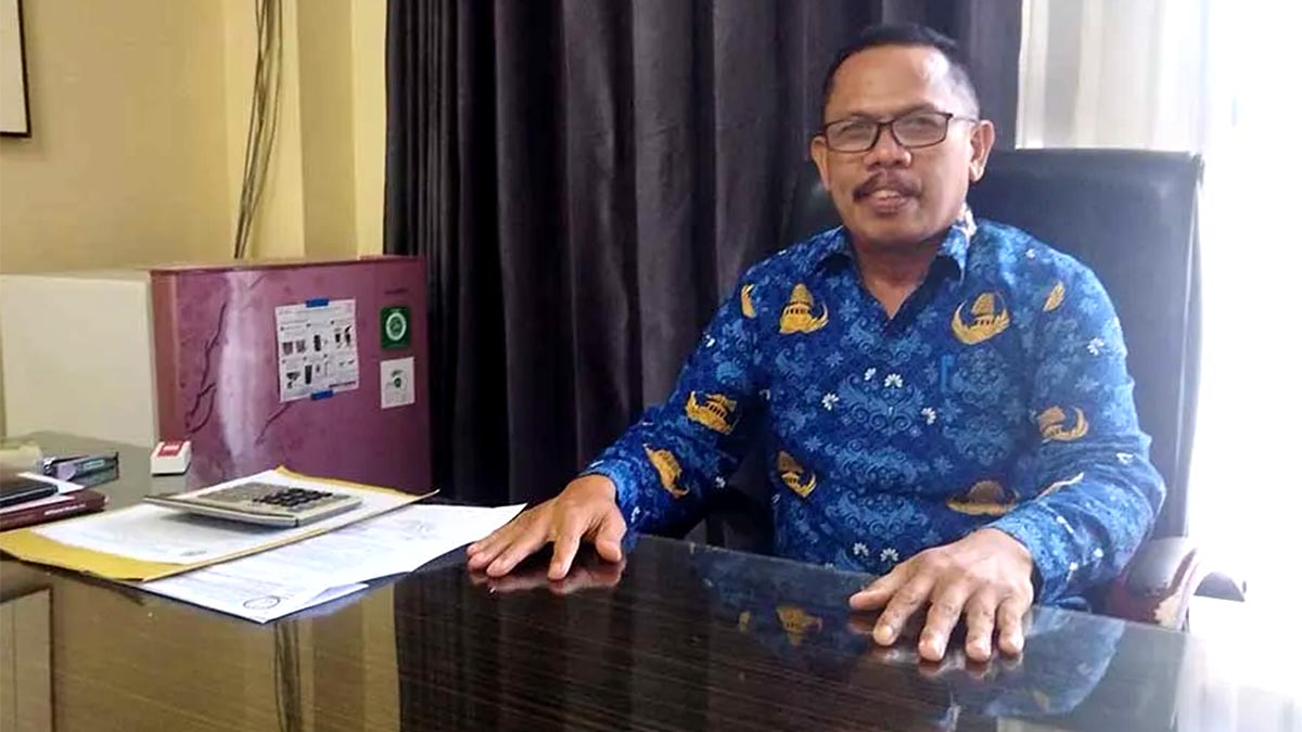 Kabag Umum Setda Parigi Moutong, Haerudin, saat memberikan penjelasan terkait persoalan lampu penerangan jalan umum (PJU) di pesisir Kelurahan Kampal dan Bantaya, Jumat (26/9/2025). Foto: Tommy Noho