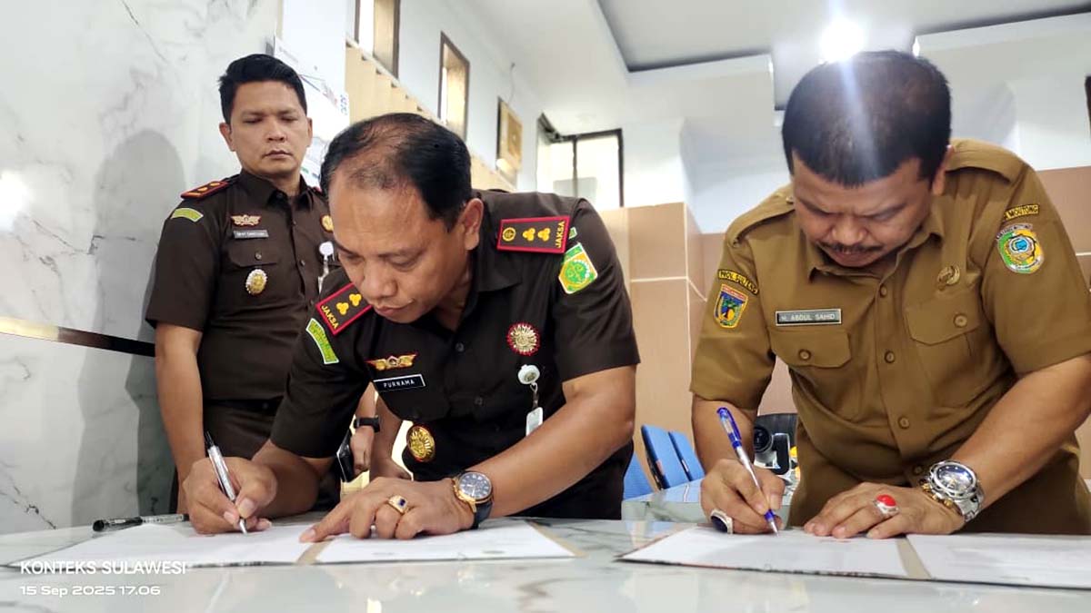 Pemkab Parimo dan Kejari Sepakat Terapkan Restoratif Justice Humanis PARIMO, KONTEKS SULAWESI – Upaya menghadirkan hukum yang lebih adil dan humanis kembali ditegaskan di Kabupaten Parigi Moutong (Parimo). Pemerintah Kabupaten Parimo bersama Kejaksaan Negeri Parimo resmi menandatangani nota kesepakatan terkait pelaksanaan sanksi sosial berbasis restoratif justice, Senin (15/9/2025), di Ruang Rapat Kejari Parimo.