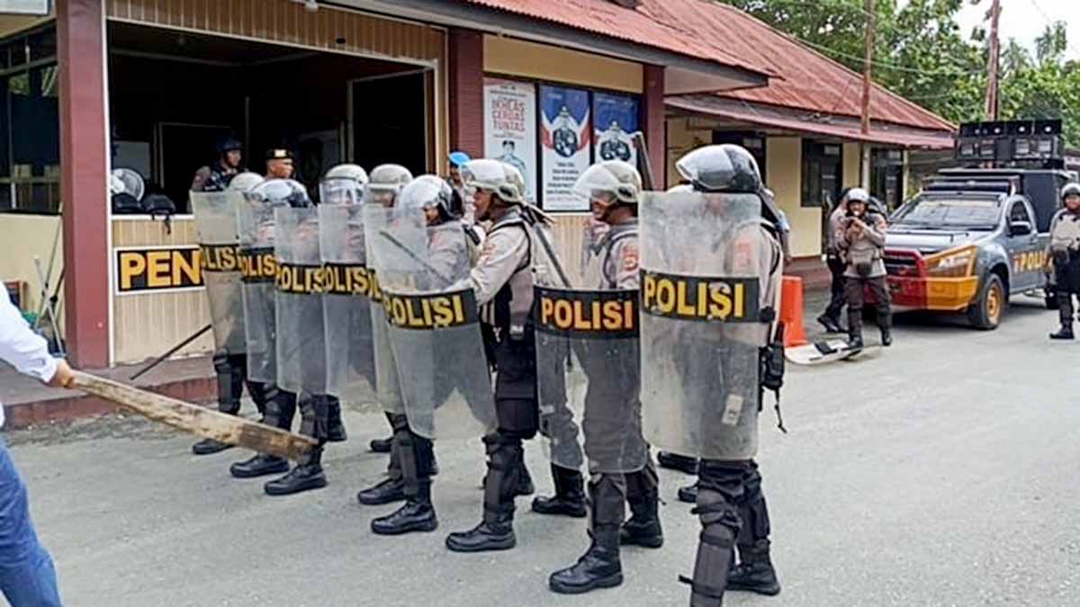 Polisi Parimo Gelar Simulasi Pengamanan Mako, Personel All Out PARIMO, KONTEKS SULAWESI – Puluhan personel Polres Parigi Moutong (Parimo), Rabu (17/09/2025) pagi, menampilkan kesiapsiagaan penuh dalam latihan Simulasi Sistem Pengamanan Markas Komando (Sispam Mako) yang berlangsung di halaman Mapolres. Latihan ini digelar sebagai langkah antisipasi menghadapi berbagai potensi ancaman terhadap markas kepolisian yang menjadi pusat pelayanan masyarakat.