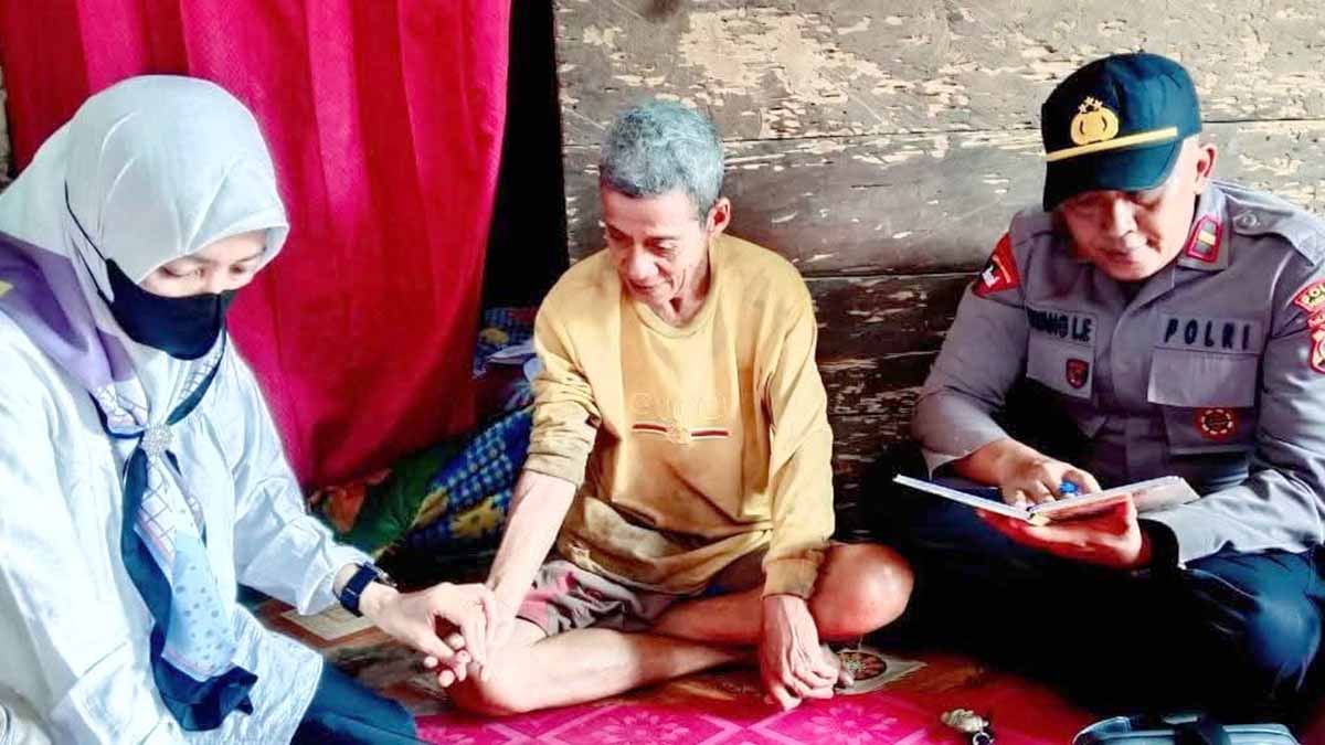Kasubsektor Mepanga Ipda Yayang Luki E mendampingi tenaga medis saat melakukan pemeriksaan kesehatan gratis kepada seorang warga lanjut usia di Kabupaten Parigi Moutong, sebagai bentuk kepedulian Polri kepada masyarakat. Foto: Humas Polres Parimo