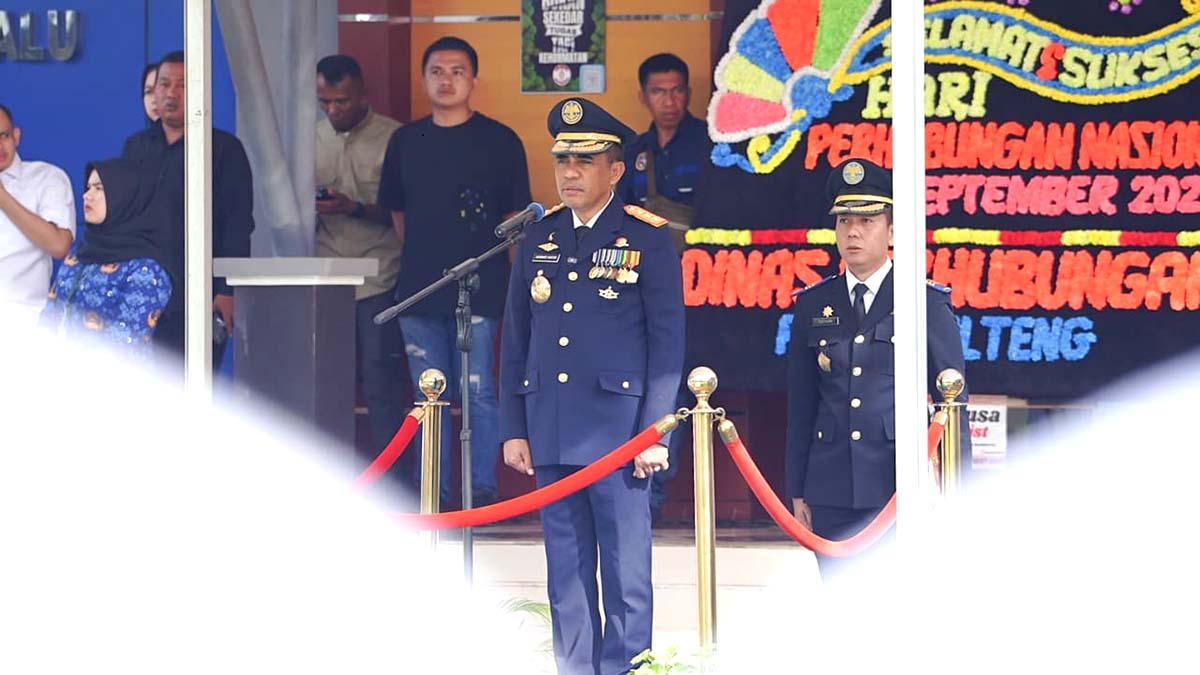Gubernur Sulawesi Tengah, Anwar Hafid, memimpin upacara peringatan Hari Perhubungan Nasional (Harhubnas) 2025 Tingkat Provinsi Sulteng di halaman Bandar Udara Internasional Mutiara Sis Aljufri Palu, Rabu (17/9/2025). Foto: PPID Utama/Humas Pemprov Sulteng