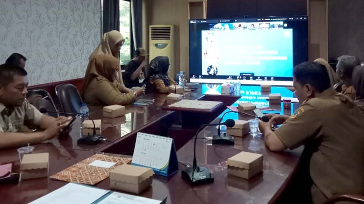Sejumlah pejabat dan OPD Pemkab Parigi Moutong mengikuti rapat koordinasi pengendalian inflasi bersama Kemendagri secara virtual di ruang rapat Bupati, Selasa (16/10/2025). Foto: Diskominfo Parigi Moutong