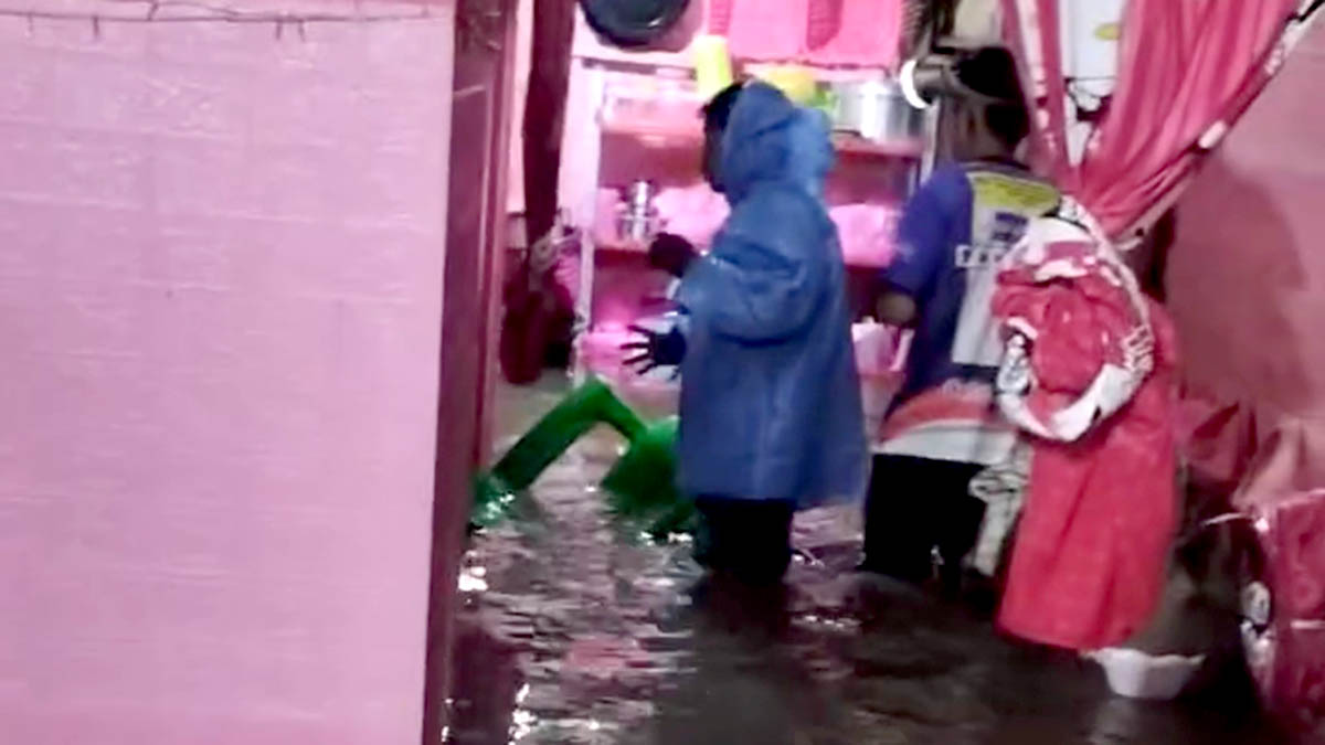 Warga Desa Sumbersari, Kecamatan Parigi Selatan, berusaha menyelamatkan barang di dalam rumah yang terendam banjir setinggi paha orang dewasa, Kamis (18/9/2025) dini hari. Foto: Scrensoot FB Achona Ahmad