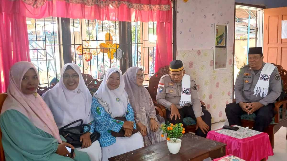 Tim Da’i Polri Satgas Madago Raya bersilaturahmi dengan Ketua dan pengurus Wanita Islam Alkhairaat (WIA) Kecamatan Parigi, Kabupaten Parigi Moutong, Jumat (19/9/2025), dalam upaya bersama mencegah penyebaran paham radikalisme. Foto: Zulham