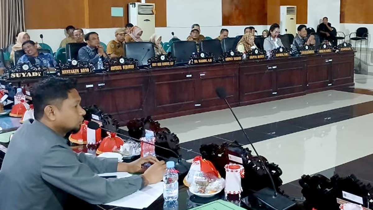 Ketua Komisi I DPRD Parigi Moutong, Muhammad Irfain (depan), saat mengikuti rapat paripurna bersama jajaran anggota dewan lainnya, Senin (22/9/2025). Dalam kesempatan itu, ia menyoroti lampu jalan di jalur dua Petapa yang banyak tidak berfungsi meski anggarannya cukup besar. Foto: GV