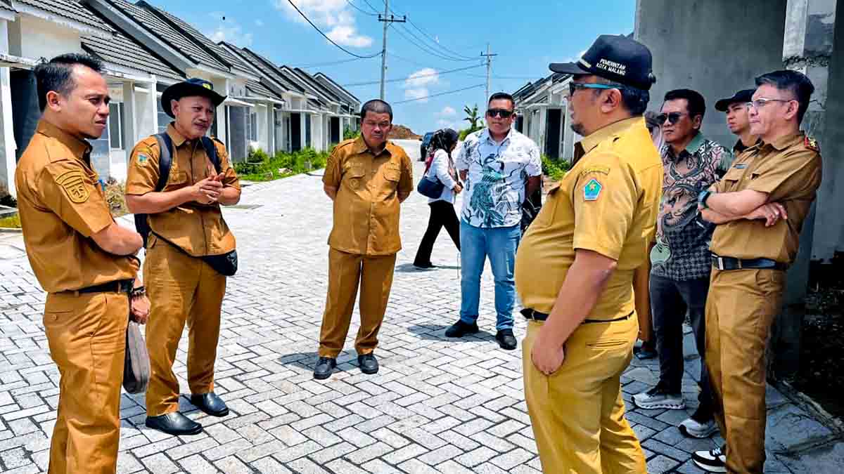 Rombongan Pemerintah Kabupaten Parigi Moutong meninjau kawasan perumahan di Kota Malang saat studi banding, Senin (22/9/2025). Kunjungan ini dilakukan untuk mempelajari praktik pengelolaan perumahan dan skema KPBU yang sukses diterapkan Pemkot Malang. Foto: Prokopim Parigi Moutong