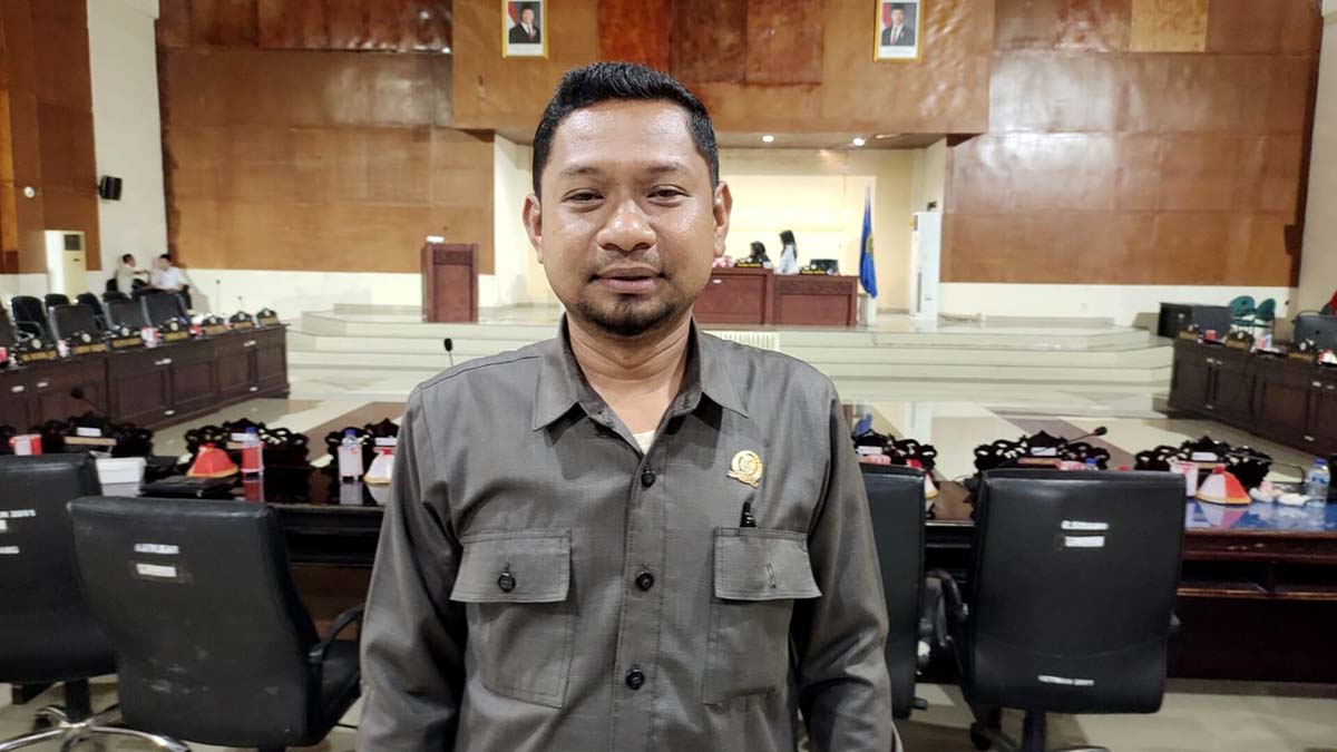 Ketua Komisi I DPRD Parigi Moutong, Muhammad Irfain, usai rapat di gedung DPRD Parimo. Ia menegaskan segera menggelar RDP lintas komisi terkait polemik surat pungutan tambang emas ilegal yang diterbitkan Kades Sipayo. Foto: Tommy Noho