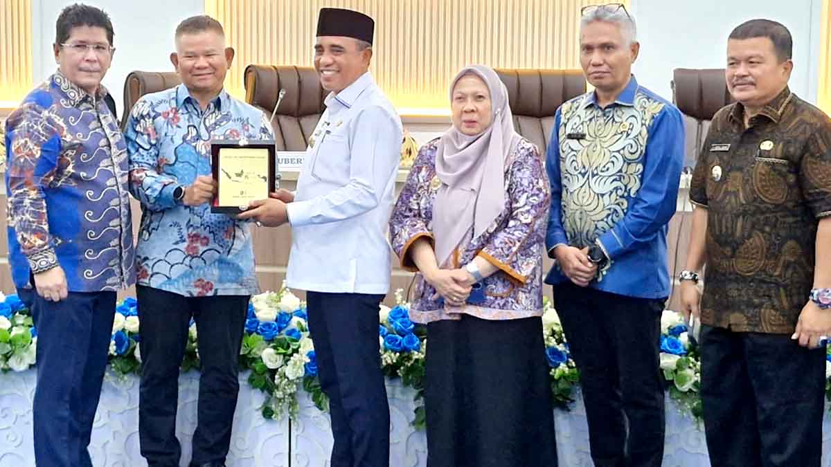Wakil Bupati Parigi Moutong, Abdul Sahid (ujung kanan baju Batik coklat) bersama Gubernur Sulawesi Tengah, Anwar Hafid (tengah, berbaju putih), serta Wakil Gubernur Reny Lamadjido dan jajaran pejabat Provinsi Sulteng saat menghadiri audiensi pemanfaatan lahan eks-HGU di Kantor Gubernur Sulawesi Tengah, Jumat (26/09/2025). Foto: Diskominfo Parimo