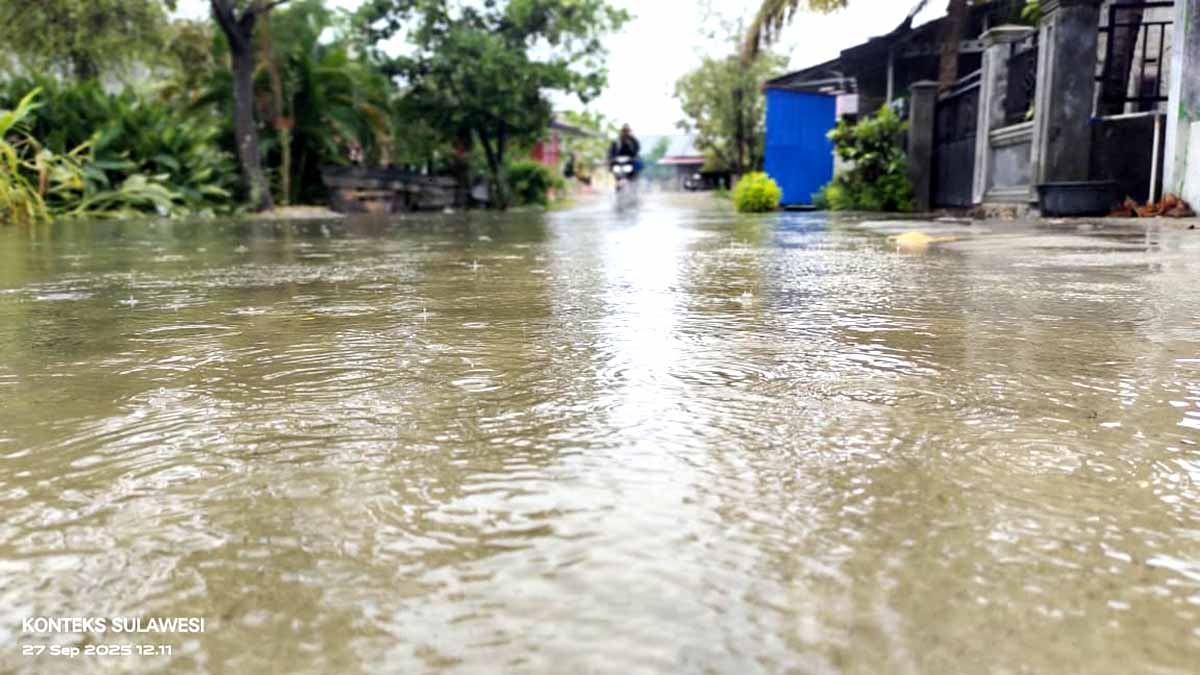 Genangan air setinggi 30 sentimeter merendam ruas jalan di Kelurahan Bantaya, Parigi, usai hujan deras enam jam tanpa henti, Sabtu (27/09/2025). Foto: Tommy Noho
