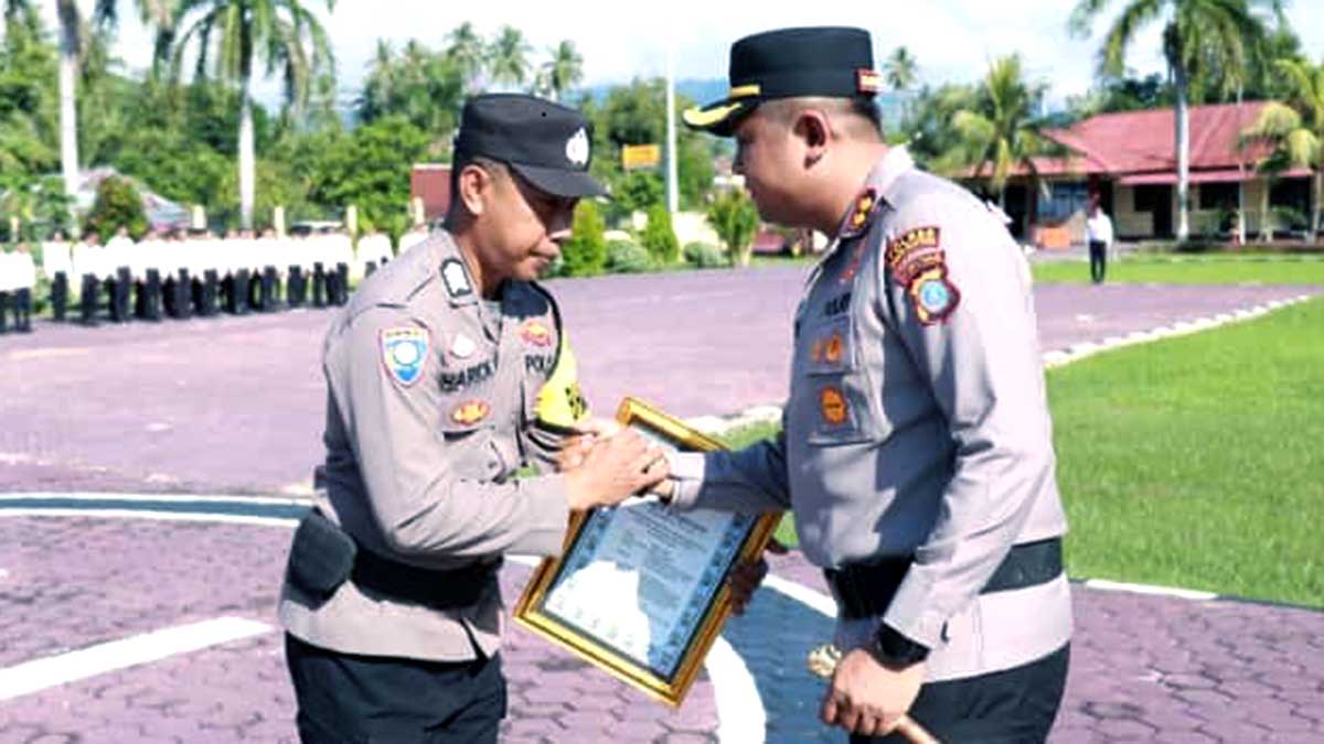 Kapolres Parigi Moutong, AKBP Hendrawan A.N., S.I.K., M.H., menyerahkan piagam penghargaan kepada Bripka Abdul Harik atas dedikasinya menggotong warga sakit dari Dusun Buloli menuju fasilitas kesehatan, Senin (29/9/2025). Foto: Humas Polres Parimo