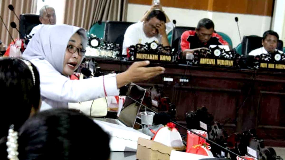 Ketua Kadin Parimo, Faradiba Zaenong, saat menyampaikan pandangan dalam Rapat Dengar Pendapat (RDP) Panja Packing House bersama DPRD Parigi Moutong, Rabu (8/10/2025). Terlihat Faradiba menunjuk sambil menegaskan pentingnya regulasi satu pintu bagi sektor durian Parimo. Foto: Ist