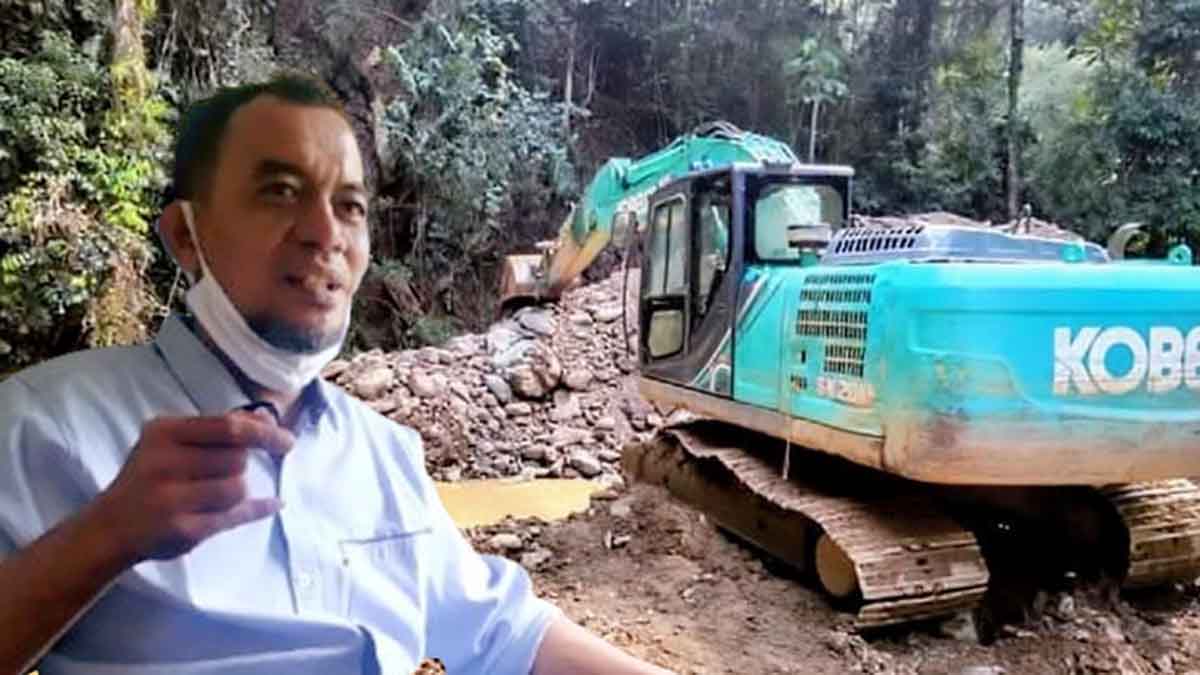 laporan perkembangan aktivitas tambang ilegal dari Muh. Idrus, Kabid Penataan dan Penaatan DLH Parimo, yang tergabung dalam Satgas Ilegal Mining dan Ilegal Fishing kepada Bupati Parimo Erwin Burase di ruang rapat kantor bupati, Senin (27/10/2025). Foto: Konteks Sulawesi
