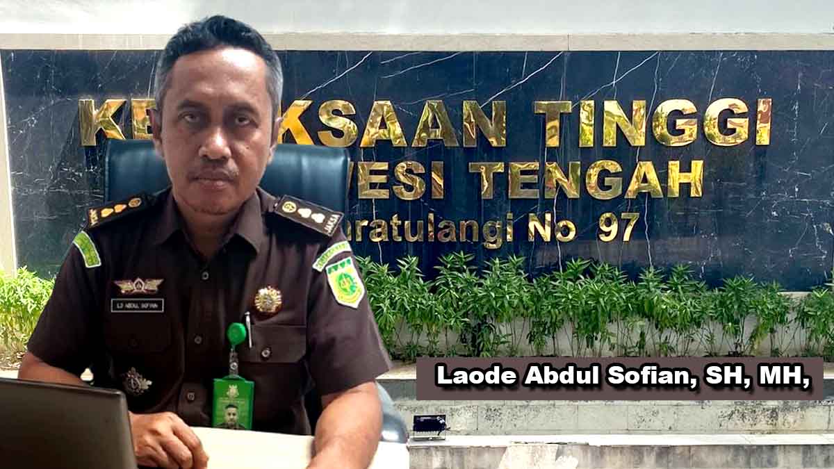 Kepala Seksi Penerangan Hukum (Kasipenkum) Kejati Sulawesi Tengah, Laode Abdul Sofian, SH., MH., saat memberikan keterangan terkait pengungkapan kerugian negara proyek pembangunan jalan di Kabupaten Parigi Moutong, Kamis (16/10/2025). Foto: Doc. Konteks Sulawesi.