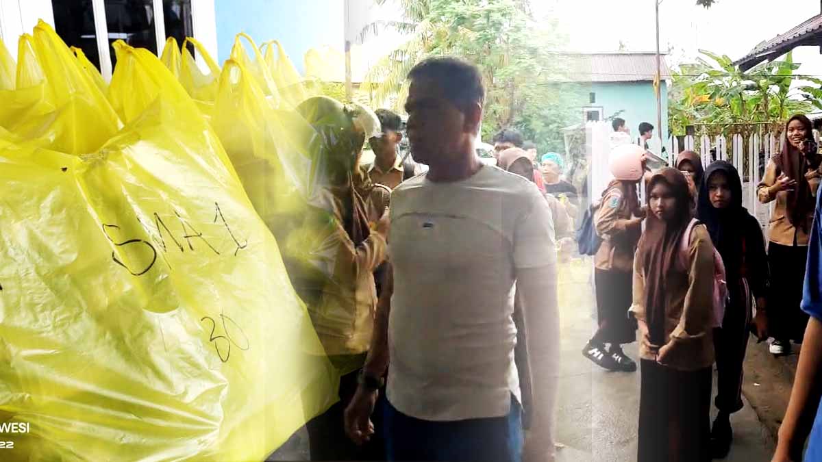 Sejumlah siswa SMA Negeri 1 Parigi tampak menunggu di depan dapur Satuan Pelayanan Pemenuhan Gizi (SPPG) Unit Ungu, Kelurahan Bantaya, Parigi, setelah pendistribusian makanan bergizi gratis untuk sekolah mereka ditolak karena dianggap terlambat, Jumat (24/10/2025). Foto: Konteks Sulawesi.