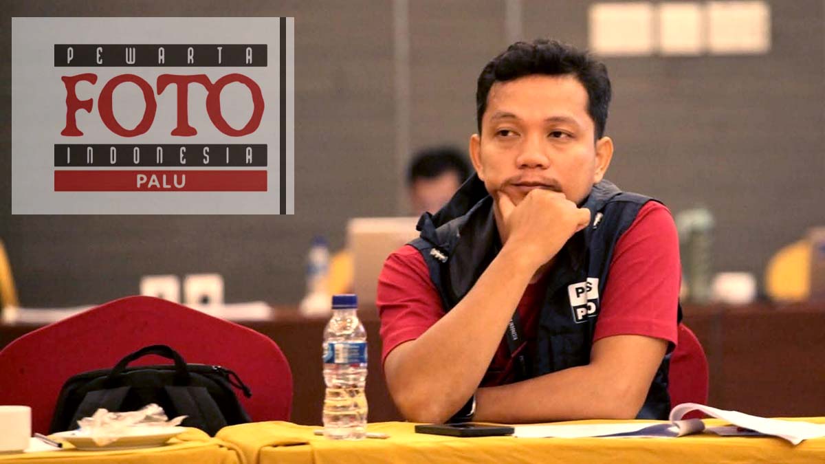 Ketua Pewarta Foto Indonesia (PFI) Palu, tampak mengikuti kegiatan diskusi kebebasan pers di Palu. PFI Palu menyatakan sikap tegas mengecam tindakan Pemerintah Kabupaten Parigi Moutong yang menolak kehadiran wartawan dalam peliputan rapat pembahasan aktivitas pertambangan. Foto: Dok. PFI Palu-Konteks Sulawesi