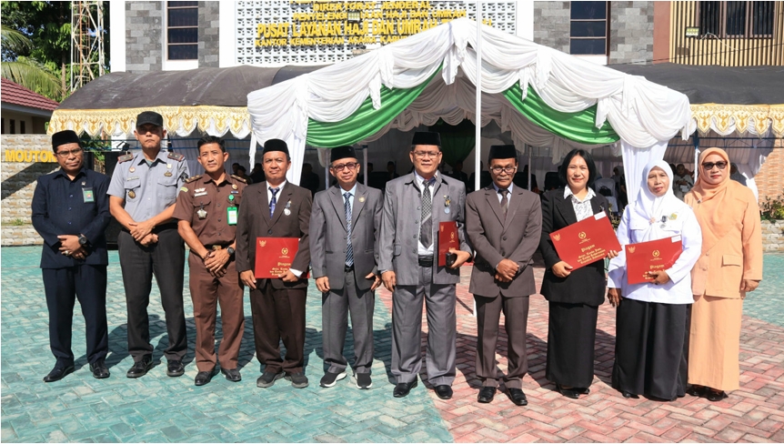 Aparatur Sipil Negara (ASN) di lingkungan Kantor Kementerian Agama (Kemenag) Kabupaten Parigi Moutong (Parimo) menerima penghargaan Satya Lencana Karya Satya 20 Tahun atas dedikasi dan pengabdian mereka. Foto: Istimewa