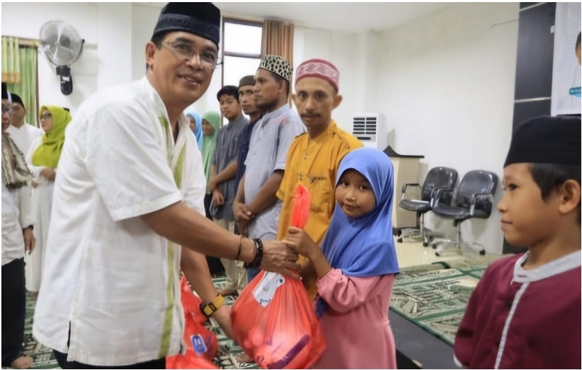 Asisten I Bidang Pemerintahan dan Kesra Setda Parigi Moutong, Abd. Azis Tombolotutu, saat menyerahkan secara simbolis 100 paket sembako Ramadhan. Foto: Istimewa