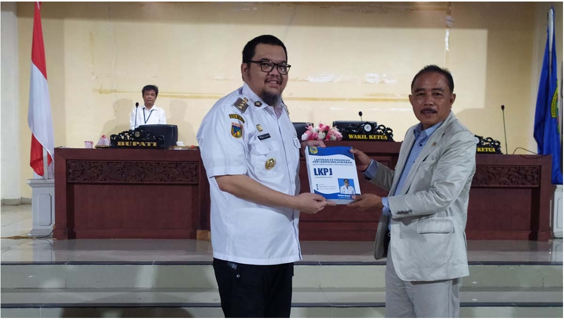 Penyerahan LKPJ Tahun Anggaran 2024 oleh Pj Kabupaten Parigi Moutong, Richard Arnaldo, kepada Ketua DPRD, Alfres Mas Boy Tonggiroh, Rabu (26/3/2025). Foto: Diskominfo Parigi Moutong.