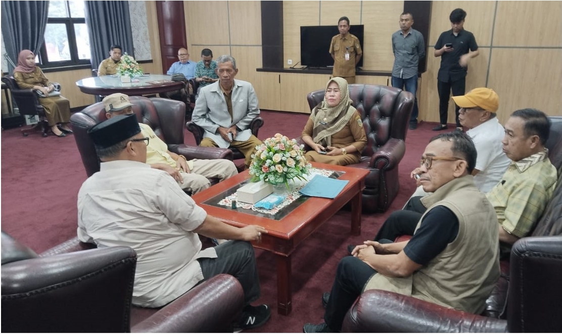 Ketua DPRD Sulteng, Muhammad Arus Abdul Karim, melakukan kunjungan kerja ke Parigi Moutong, diterima oleh Asisten Administrasi Umum, Yusnaeni, di ruang rapat Bupati, Senin (24/3/2025). Foto: Prokopim Setda Parimo