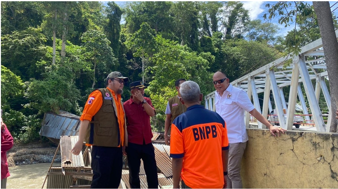 Anggota Komisi VIII DPR RI, Matindas J. Rumambi, bersama Direktur Kedaruratan dan Logistik Badan Nasional Penanggulangan Bencana (BNPB), Andria Yuferiza, meninjau langsung dampak banjir bandang yang melanda Desa Bambasiang, Kecamatan Palasa. Didampingi oleh Penjabat (Pj) Bupati Parigi Moutong, Richard Arnaldo, Ketua DPRD Kabupaten Parigi Moutong, Alfred Tonggiroh dan sejumlah Kepala Organisasi Perangkat Daerah (OPD). Foto: Prokopim Setda Parimo
