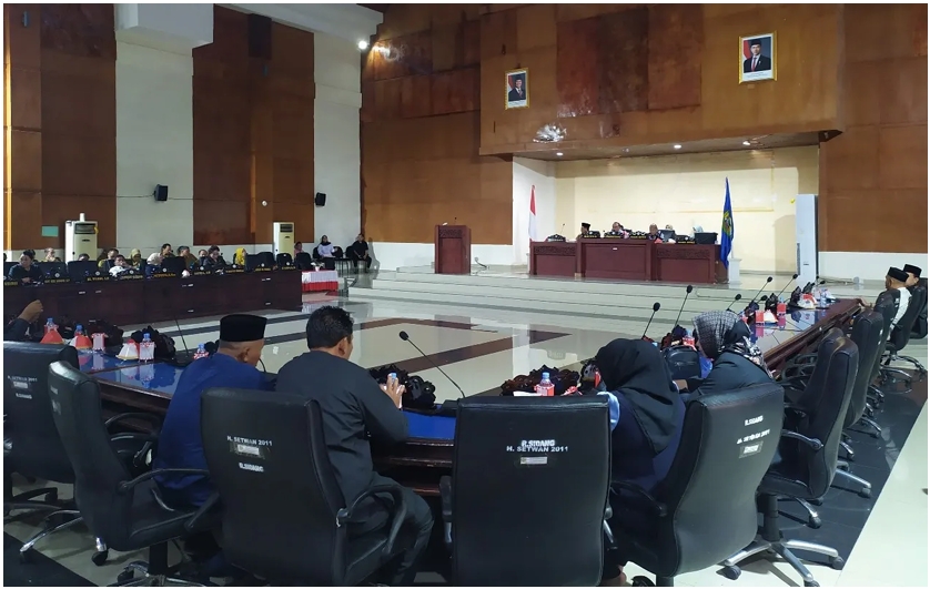 Rapat paripurna hasil penelaan Pokir kepada Pemda Parimo 2025-2026 yang dilaksanakan di ruang sidang DPRD setempat, Selasa (11/2/2025). Foto: Dok Diskominfo Parimo