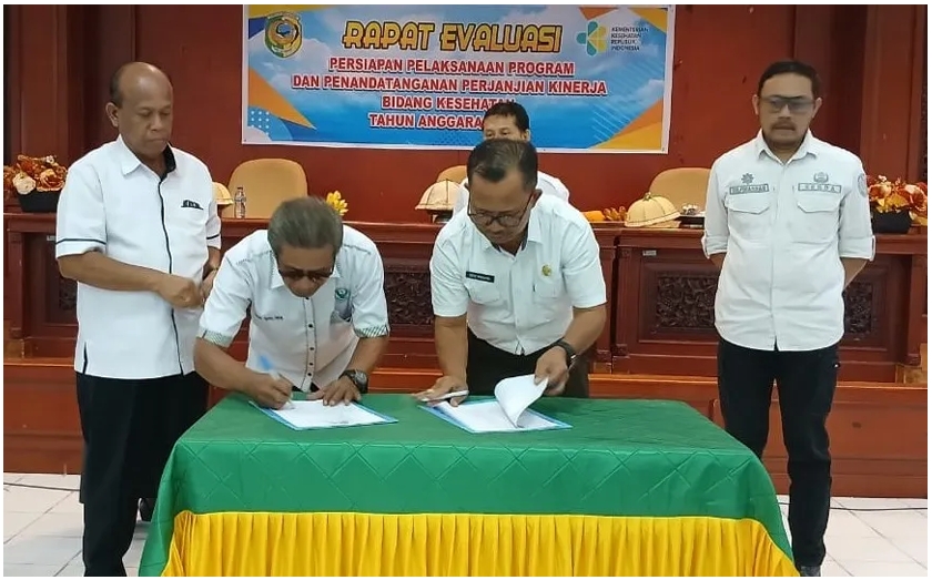 Kepala Dinas Kesehatan (Dinkes) I Gede Widiana melakukan penandatanganan perjanjian kinerja bidang kesehatan Tahun Anggaran 2025. Foto: Istimewa
