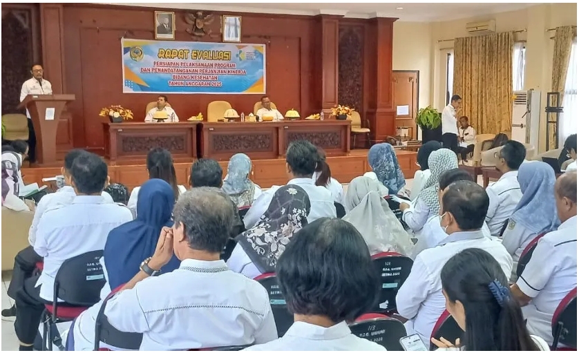 Sekretaris Daerah (Sekda) Kabupaten Parigi Moutong, Sulawesi Tengah, Zulfinasran saat membuka rapat evaluasi dan penandatanganan program kerja Dinas Kesehatan Parigi Moutong di Aula Lantai II Kantor Bupati setempat, Rabu (5/2/2024). Foto: Istimewa