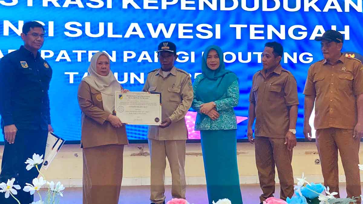Penyerahan sertifikat dalam kegiatan Launching Program Nikah Massal dan Inovasi BERANI Tertib Administrasi Kependudukan di Kabupaten Parigi Moutong, Senin (29/9/2025). Foto: Diskominfo Parigi Moutong