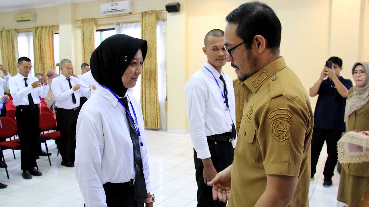 Sekretaris Daerah Kabupaten Parigi Moutong, Zulfinasran, memberikan motivasi kepada peserta Pelatihan Bahasa Jepang bagi Calon Pekerja Migran Indonesia (CPMI) asal Parimo saat pembukaan kegiatan di Gedung Diklat BKPSDM, Selasa (30/9/2025). Foto: Diskominfo Parigi Moutong