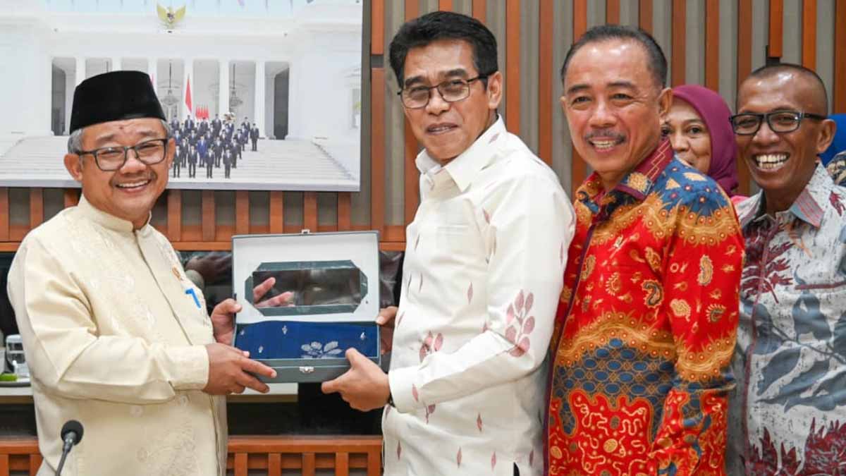 Menteri Pendidikan Dasar dan Menengah Prof. Abdul Mu’ti (kiri) menerima cendera mata dari Bupati Parigi Moutong, Erwin Burase (tengah). Tampak mendampingi, kanan pertama Wakil Ketua I DPRD Parimo Sayutin Budianto dan kanan kedua Ketua DPRD Parigi Moutong Alfres Mas Boy Tonggiroh, usai audiensi di Gedung Kemendikdasmen, Senayan, Jakarta, Jumat (3/10/2025). Foto: Prokopim Setda Parigi Moutong