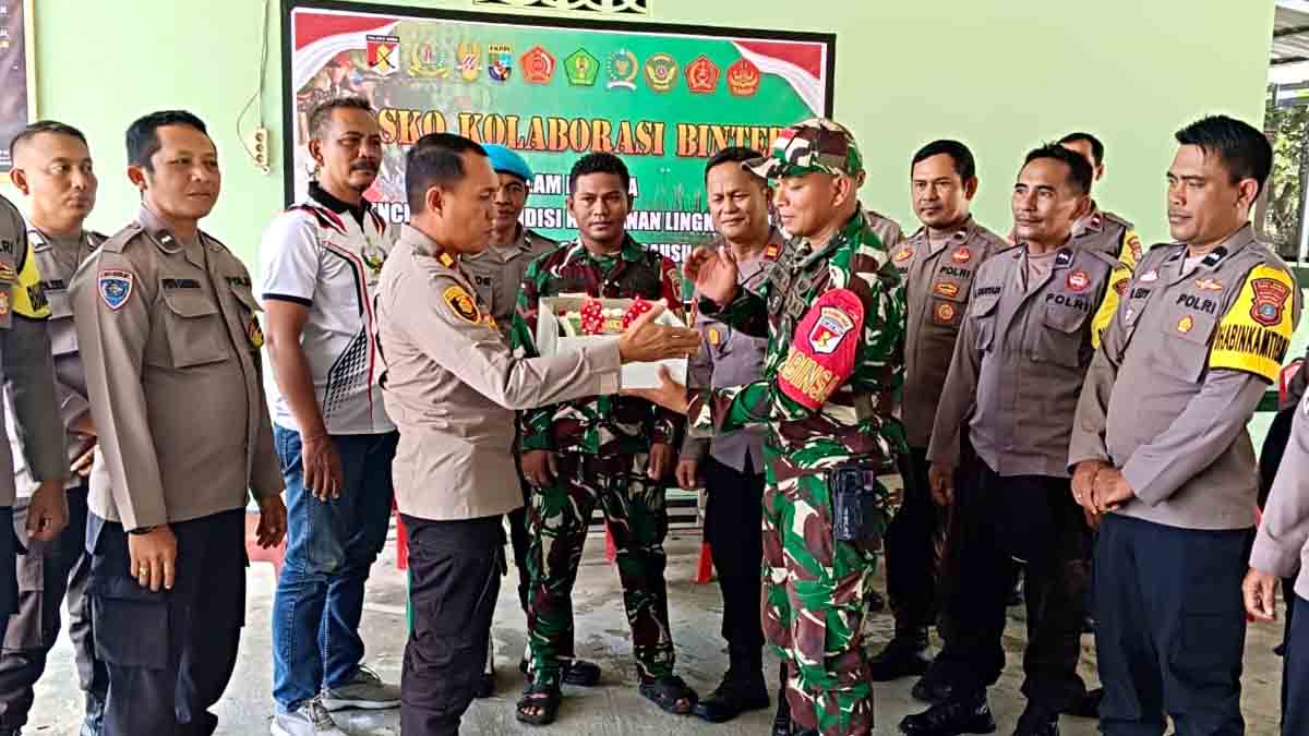 Kapolsek Sausu IPTU Yakobus Mangopo bersama Kapolsek Torue IPTU Arbit saat menyerahkan ucapan selamat HUT TNI ke-80 kepada Danramil 1306-17 Sausu di Markas Koramil Sausu, Kabupaten Parigi Moutong. Foto: Humas Polres Parimo
