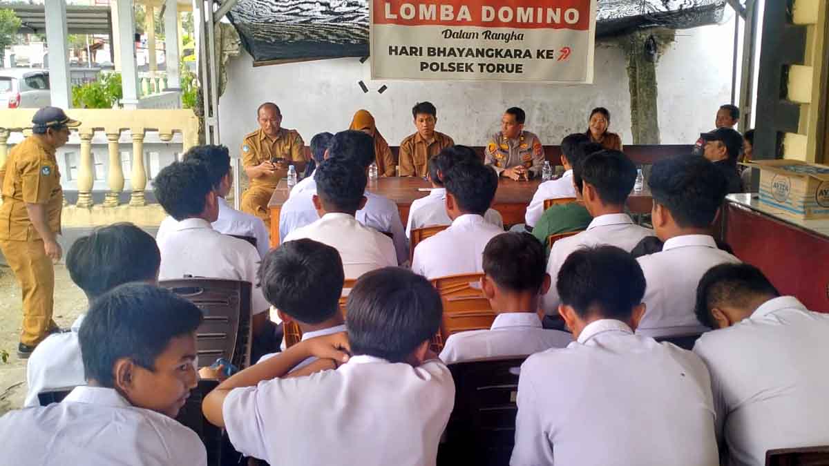 Kapolsek Torue Iptu Arbit bersama Camat Torue Ni Luh Elisabet, S.E., saat memberikan pembinaan kepada para pelajar SMP Negeri Torue dan SMP Saraswati yang terlibat perkelahian, bertempat di Balai Desa Tolai, Kecamatan Torue, Kabupaten Parigi Moutong, Senin (6/10/2025). Foto: Humas Polres Parimo