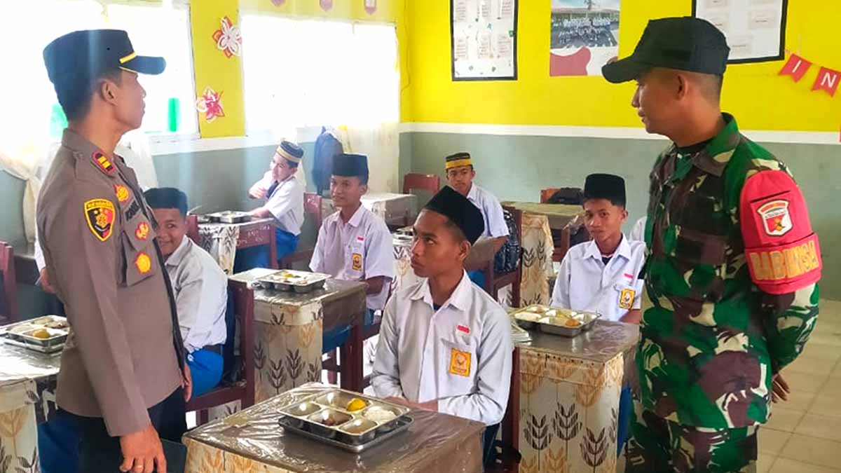 Kapolsek Tinombo IPTU I Kadek Putra Trisnawa SH MH bersama Babinsa Koramil 1306-09 Tinombo memantau langsung penyaluran makanan bergizi gratis kepada para siswa di salah satu sekolah penerima manfaat di Desa Siavu, Kecamatan Tinombo, Senin (6/10/2025). Foto: Humas Polres Parimo