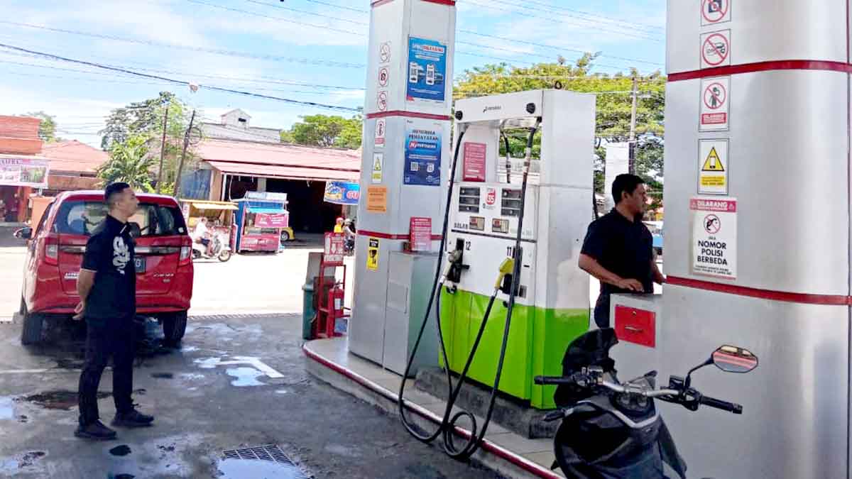 Kasat Reskrim Polres Parigi Moutong IPTU Agus Salim, S.H., M.A.P bersama personel Unit II Tipidter saat melakukan pengecekan antrean kendaraan di SPBU Kampal, Kecamatan Parigi, Selasa (7/10/2025). Foto : Humas Polres Parimo