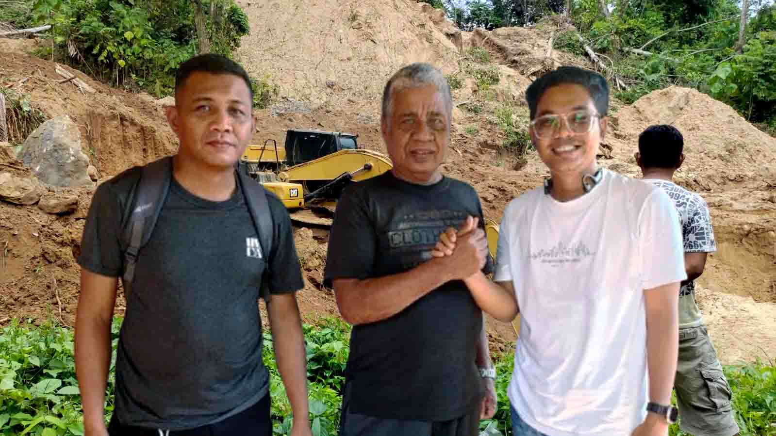 Ketua DPN Sulteng Andri Gultom bersama Kepala Desa Kayuboko Syamrun usai pertemuan sinergi perlindungan pekerja informal dan penambang rakyat di Parigi Barat, Selasa (7/10/2025). Foto: Konteks Sulawesi