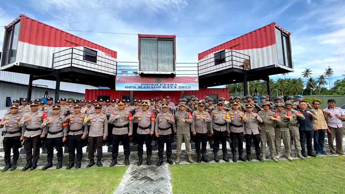 Kepala Operasi Madago Raya Kombes Pol Heni Agus Sunandar bersama Wakaops Kombes Pol Rentrix Ryaldi Yusuf dan jajaran personel saat Apel Konsolidasi Tahap IV Operasi Madago Raya 2025 di Poskotis Tokorondo, Kabupaten Poso, Selasa (7/10/2025). Foto: Humas Polda Sulteng