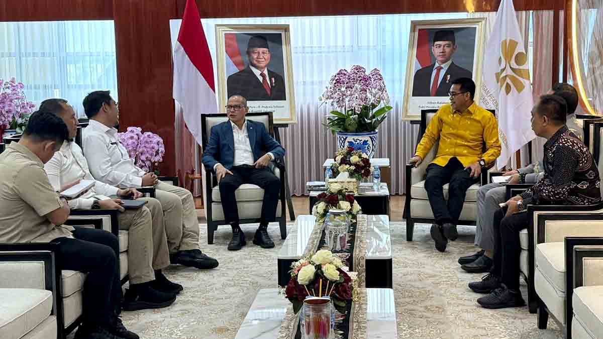 Bupati Parimo Erwin Burase (tengah kiri) bersama Menteri Pemberdayaan dan Perlindungan Pekerja Migran Indonesia (P2MI) Drs. H. Mukhtarudin (tengah kanan) saat melakukan audiensi membahas penguatan sumber daya manusia dan ketenagakerjaan di ruang kerja Kementerian P2MI, Jakarta, Selasa (7/10/2025). Foto: Prokopim Setda Parigi Moutong