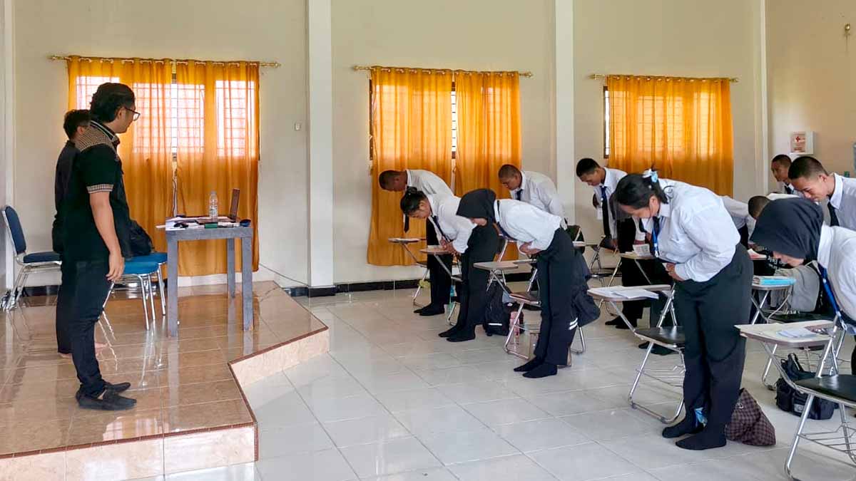 Ketua DPN Sulteng, Andri Gultom (berbaju hitam), memberikan arahan kepada peserta pelatihan calon tenaga kerja magang ke Jepang di Balai Latihan Kerja (BLK) Parigi Moutong. Peserta tampak memberi salam hormat khas Jepang sebagai bagian dari pembinaan etika dan disiplin kerja. Foto: Ist