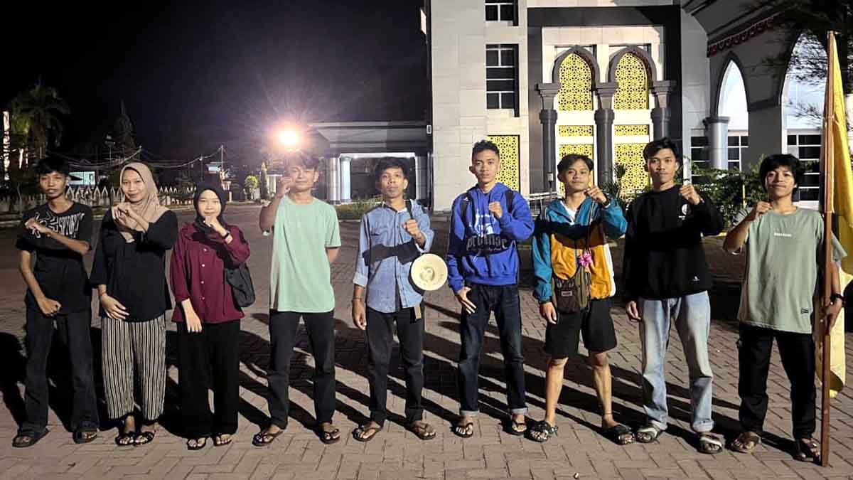 Ketua Umum KPMIPM, Satrio (tengah), bersama sejumlah aktivis mahasiswa dan pemerhati lingkungan Parigi Moutong usai menyampaikan pernyataan sikap menolak usulan pembentukan Wilayah Pertambangan (WP) dan Wilayah Pertambangan Rakyat (WPR), di Parigi, Sulawesi Tengah. Foto: Ist