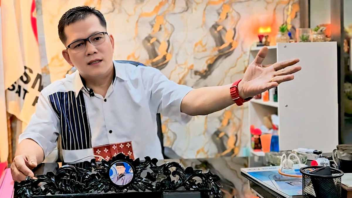 Direktur LSM FORMAT, Isram Said Lolo, saat memberikan keterangan kepada media di kantornya, menegaskan agar Bupati Parigi Moutong membuktikan dugaan sabotase surat resmi pengusulan Wilayah Pertambangan Rakyat (WPR). Foto: Tommy Noho