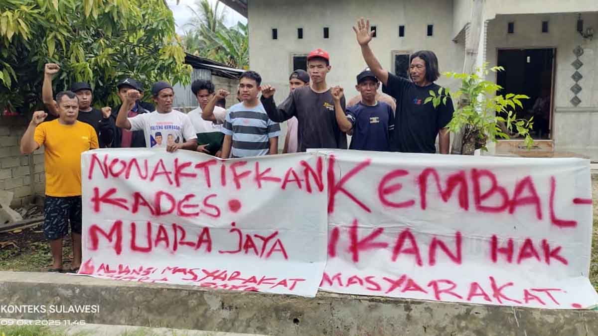 Puluhan warga Desa Muara Jaya bersama BPD menggelar aksi damai di halaman Kantor Desa menuntut penonaktifan Kades Ahmad Muja, Kamis (9/10/2025). Foto: Tommy Noho
