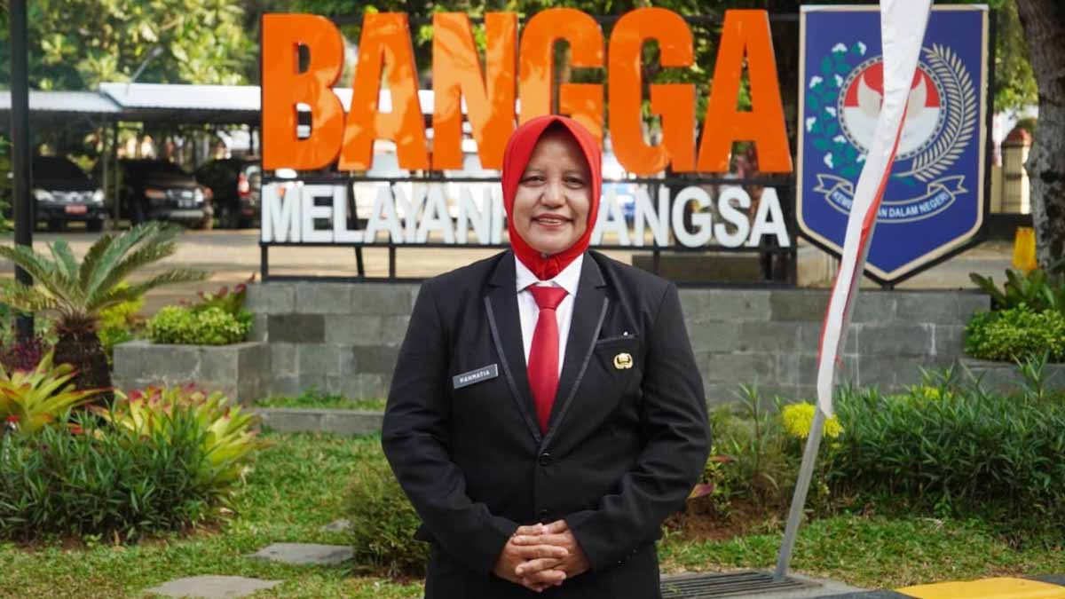 Kepala Bidang Distribusi dan Cadangan Pangan DKP Parigi Moutong, Rahmatia SP, memaparkan konsep Toraranga, sinergi BUMDes dan Kopdes Merah Putih sebagai simpul distribusi pangan berbasis data terintegrasi dalam kegiatan sosialisasi di Parigi, Selasa (14/10/2025). (Foto: Doc. Konteks Sulawesi)