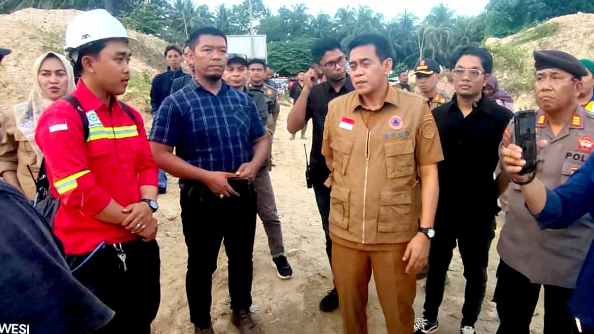 Bupati Parigi Moutong bersama tim gabungan meninjau lokasi aktivitas penambangan rakyat di wilayah calon WPR, didampingi unsur Dinas, aparat kepolisian, dan Ketua DPN Sulteng, Selasa (15/10/2025). Foto: Tommy Noho